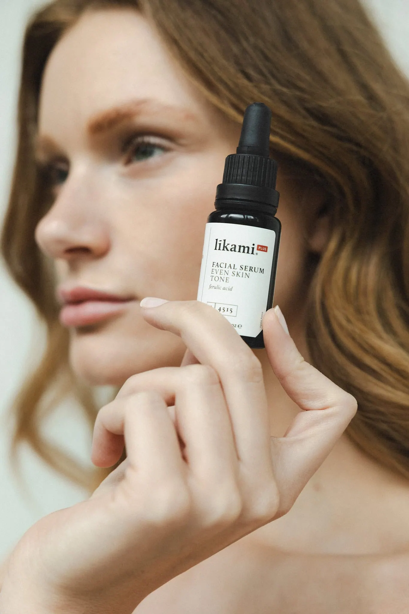 Facial Serum Even Skin Tone 150A9845 Edit